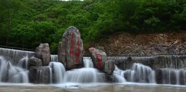 张钧甯穿休闲西装戴墨镜口罩，现身机场尽显干练气质，她在大陆发展的如何？游戏画面